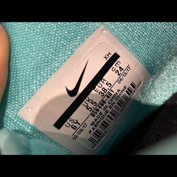 Kyrie 3s UNISEX SHOE - Picture 4 of 4